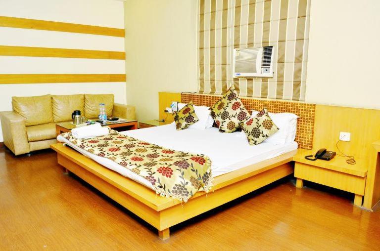 Hotel Mandakini Plaza Kanpur Exterior foto